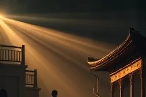 《初夏回声》剧照,校园走廊与逆光人群